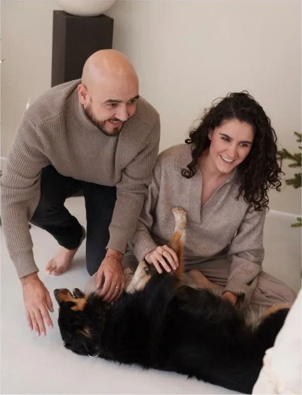 Papás jugando con su perrito