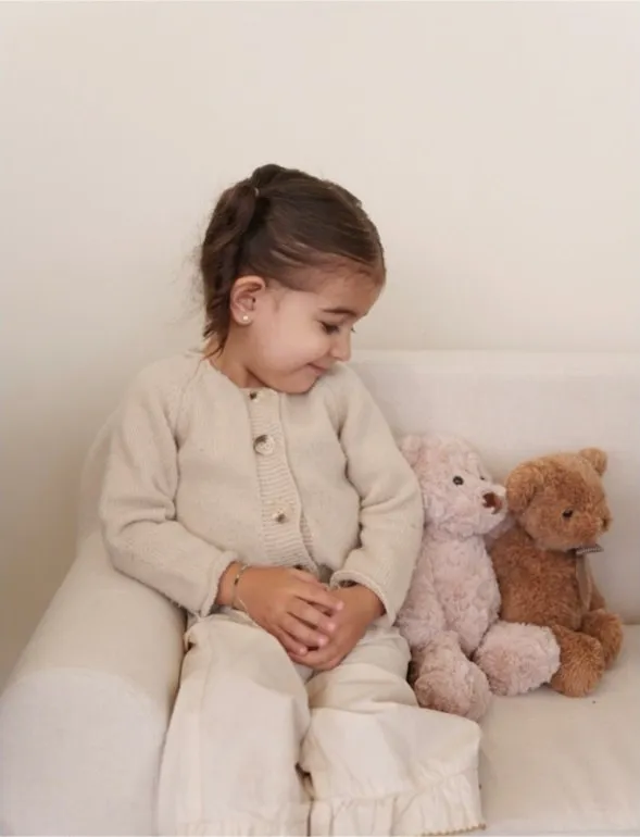 Niña abrazando a sus ositos
